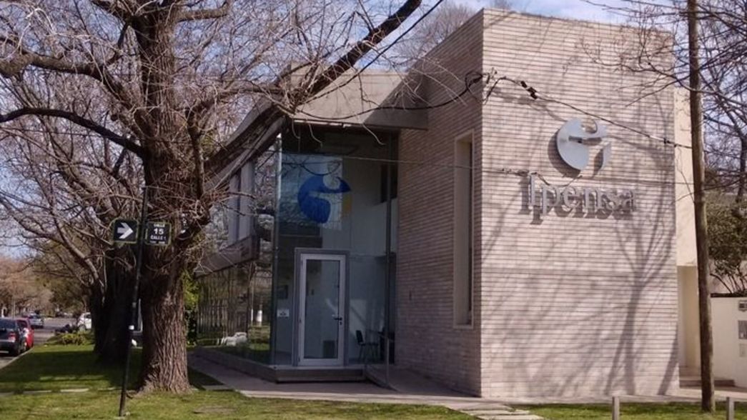 Robaron en Ipensa: rompieron un blíndex y escaparon con una caja llena de plata