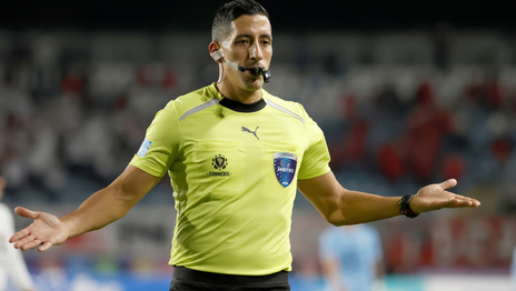 Una impresionante patada, una falta polémica y bronca con Falcón Pérez en la previa al Clásico platense