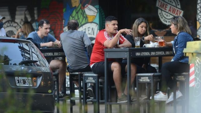 con menos casos de covid, kicillof ya planea extender el horario nocturno en la provincia