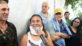 asi fue el abrazo a milagro sala en la plata para pedir su libertad despues de 9 anos presa