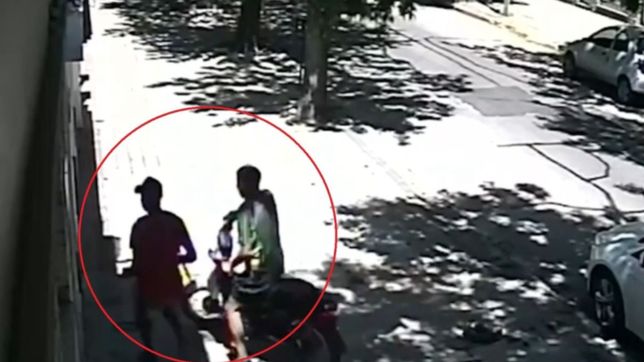 video: asi fue la violenta entradera que cometieron dos ladrones en moto en la plata