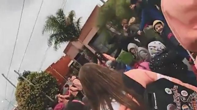 video: asi evacuaron a chiquitos de una primaria de berisso por amenaza de bomba