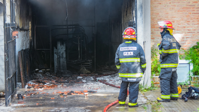 tras el incendio en la historica floreria, comienzan las tareas de limpieza y demolicion