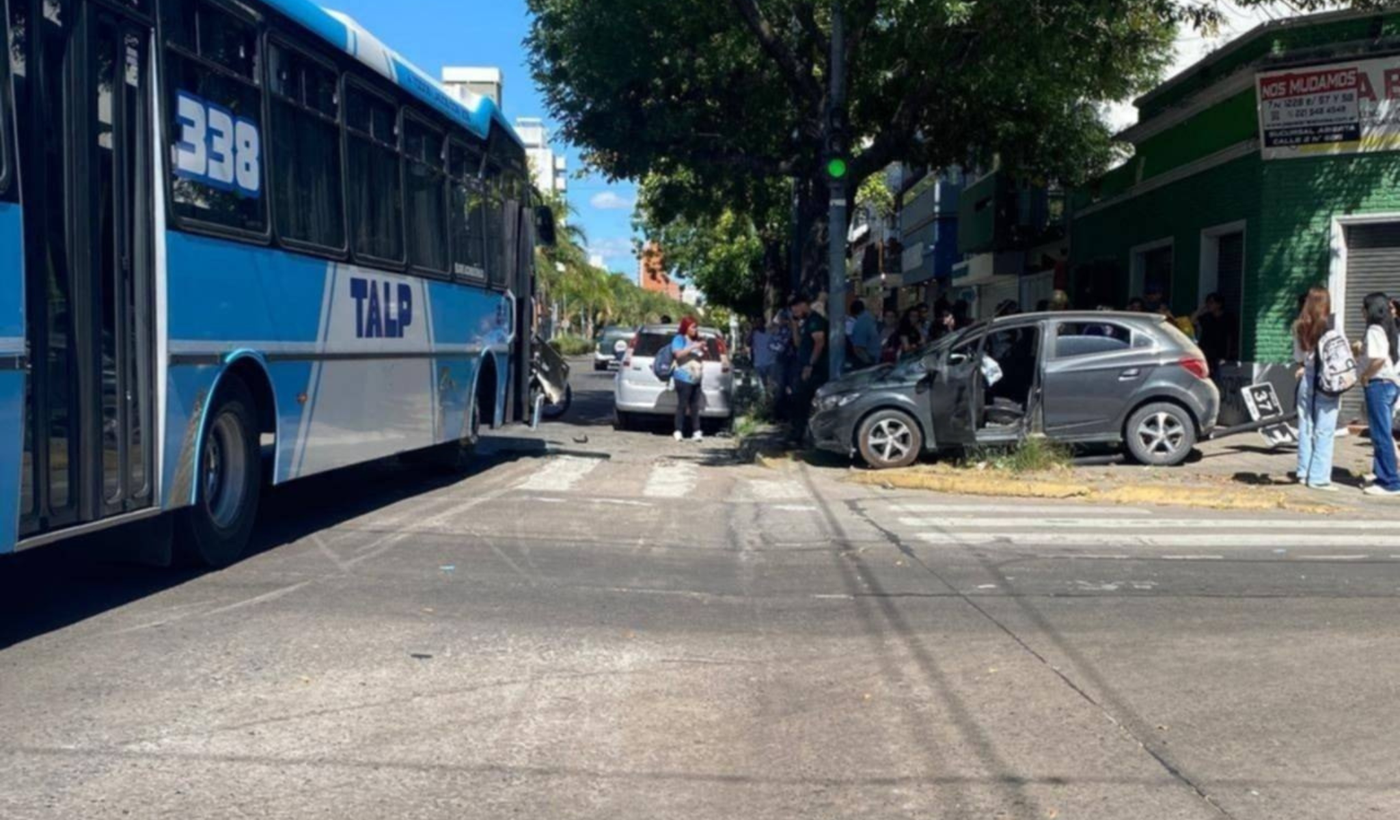 La escena del accidente en Barrio Norte de La Plata que tuvo como protagonistas a un micro y una auto La escena del accidente en Barrio Norte de La Plata que tuvo como protagonistas a un micro y una auto