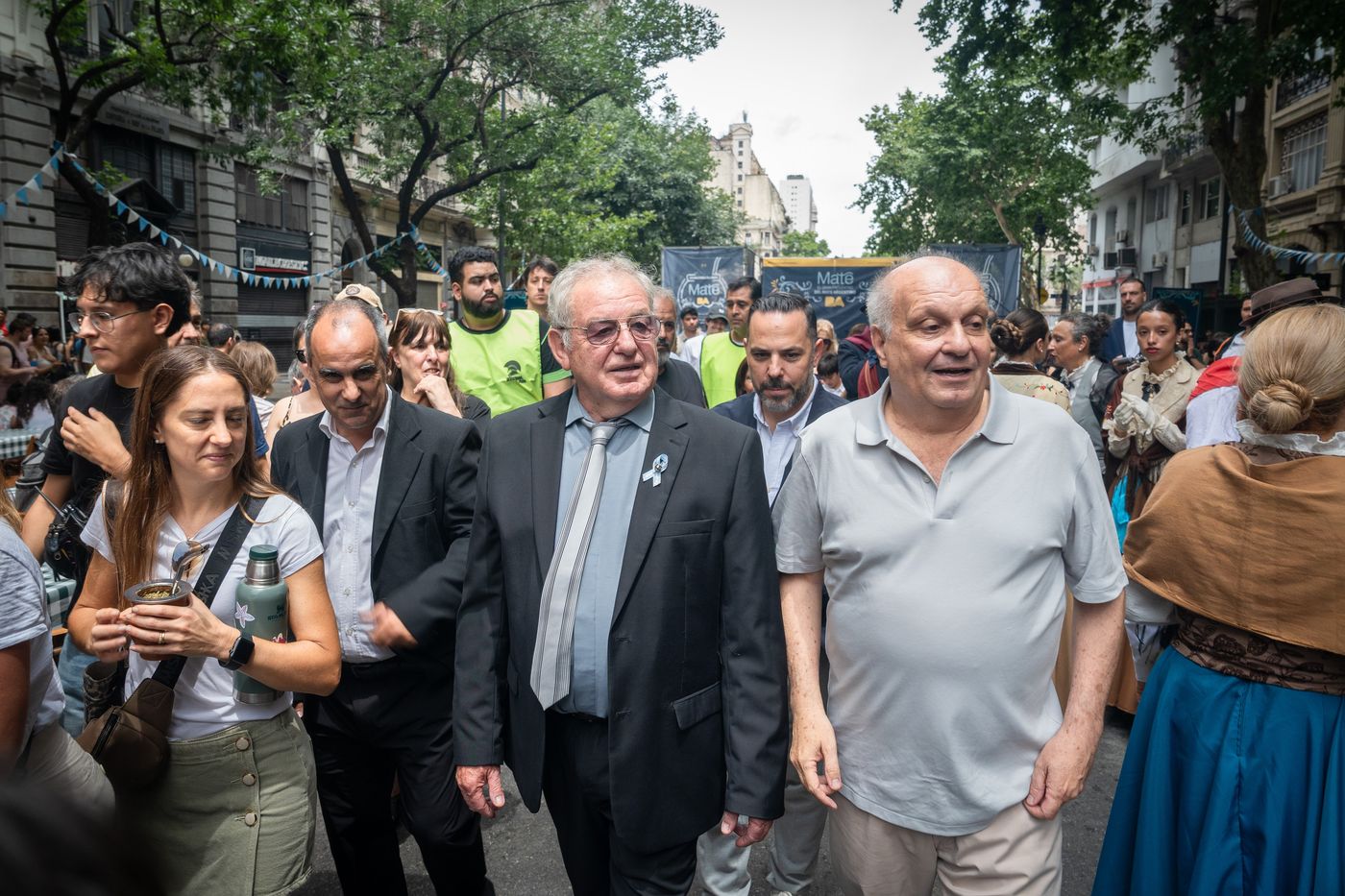 Hernán Lombardi junto a Alberto Plaza por las calles donde se llevó a cabo el multitudinario evento
