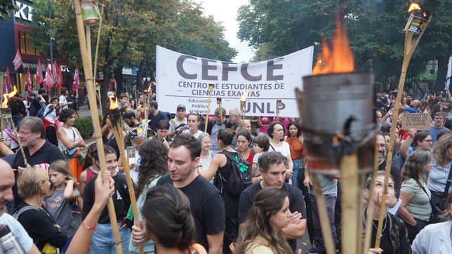 en medio del paro, la unlp sale a las calles por el financiamiento universitario