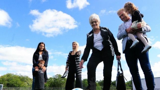 gimnasia inauguro su cancha de cesped sintetico en estancia chica