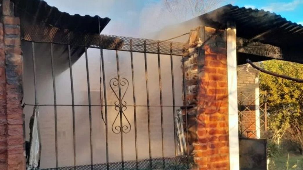 Tensión en La Plata: robaron en una casa y antes de escapar la prendieron fuego