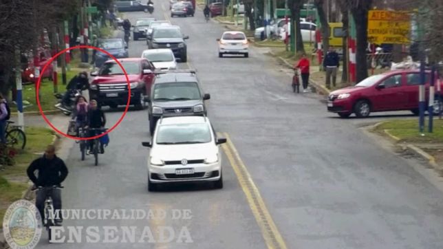 video: un motociclista termino en el hospital tras ser chocado por una camioneta