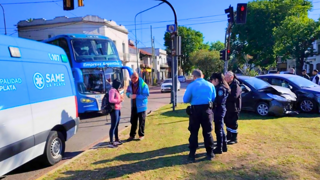 violento choque en plena madrugada con una mujer herida en barrio hipodromo