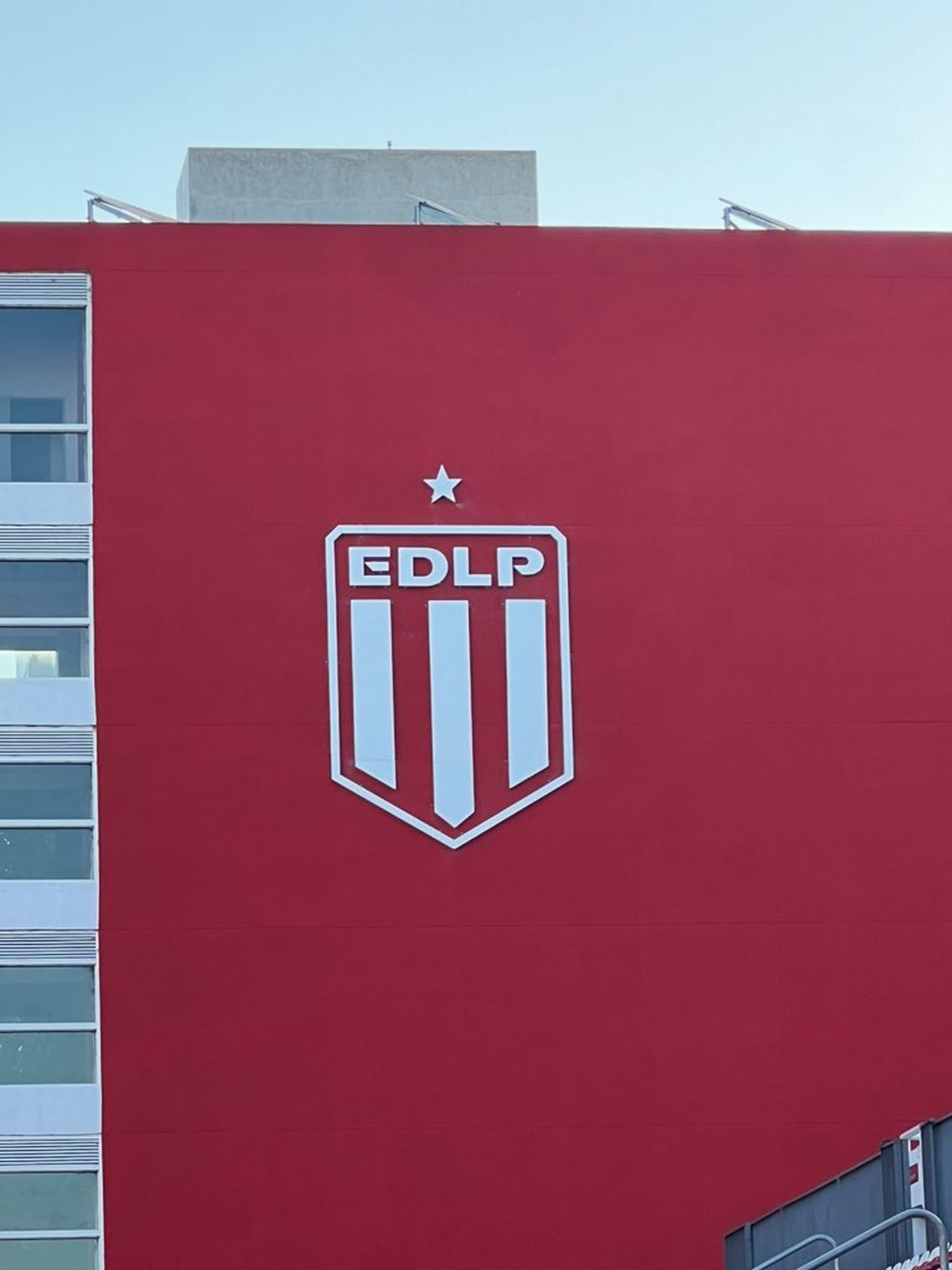 Estudiantes reemplazó el escudo en el Estadio UNO