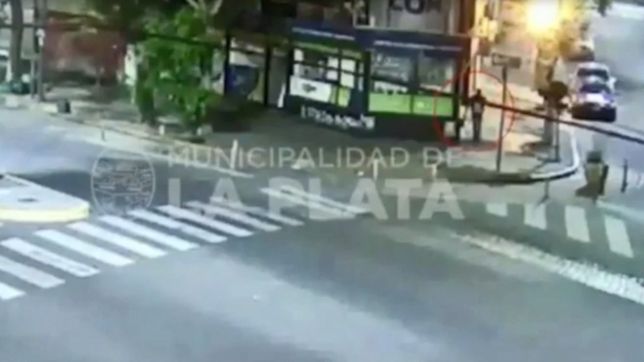 video: un trapito golpeo y abuso de una joven en un contenedor de basura en la plata
