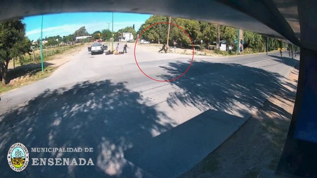 la llamativa maniobra de un policia de ensenada para perseguir y atrapar a un delincuente profugo