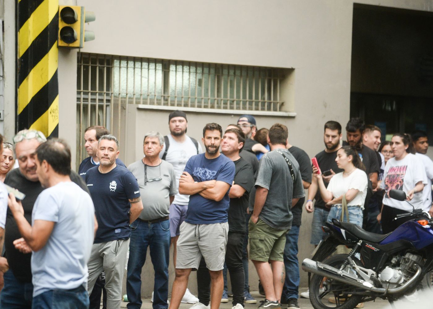 Los hinchas de Gimnasia esperando para entrar al Polideportivo Los hinchas de Gimnasia esperando para entrar al Polideportivo
