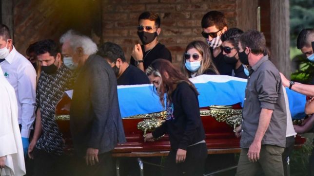 el ultimo adios a maradona fue con los familiares y amigos mas cercanos