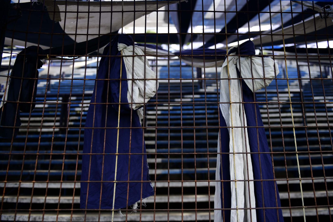 Gimnasia Hinchada Bosque banderas 3.jpg