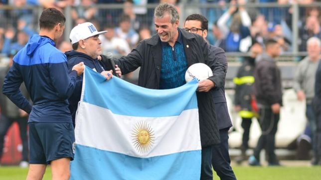 maradona se metio de lleno en la politica de gimnasia: si yo sigo, el presidente sigue