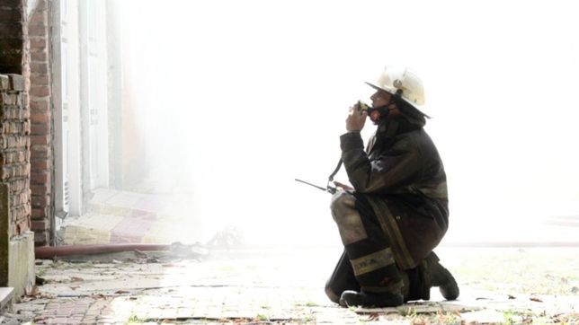 impactante incendio en berisso: se le quemo la casa con el adentro y sufrio graves heridas