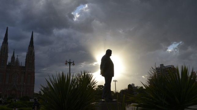la semana termina en la plata con un viernes nublado y pesado, con 100% de humedad