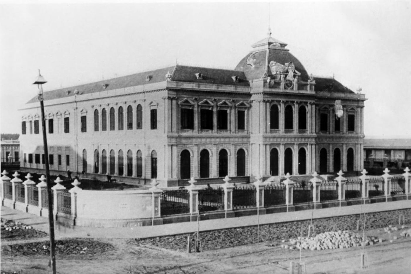 Con Dardo Rocha como rector, la Universidad Provincial fue inaugurada el 18 de abril de 1897 en el edificio del ex Banco Hipotecario, en 7 entre 47 y 48. 