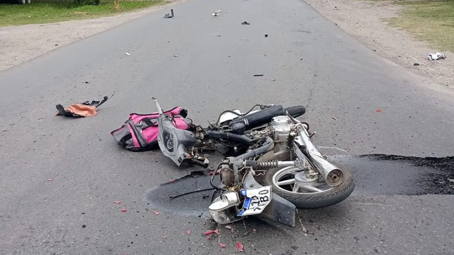 un motociclista esta grave tras chocar contra una camioneta en los hornos