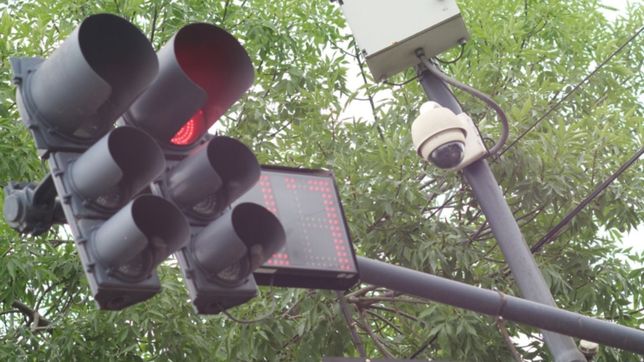 en la plata comenzaran a cobrar multas retroactivas a marzo por cruzar semaforos en rojo