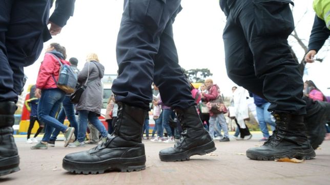 sigue el conflicto con los manteros: volvieron a plaza san martin y marcharon al municipio