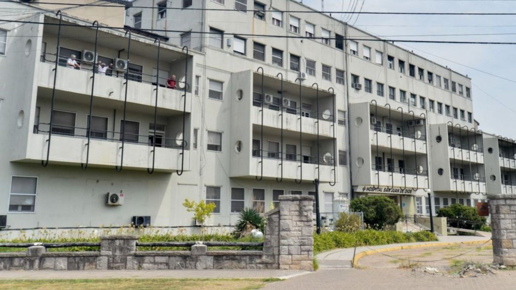 Llegó con dolor de estómago a un hospital y destrozó la guardia porque lo hicieron esperar