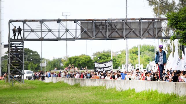 suspenden el corte de la autopista por el temporal