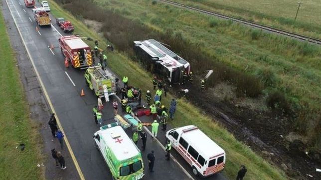 grave accidente en la ruta 2: volco un micro y 15 personas resultaron heridas