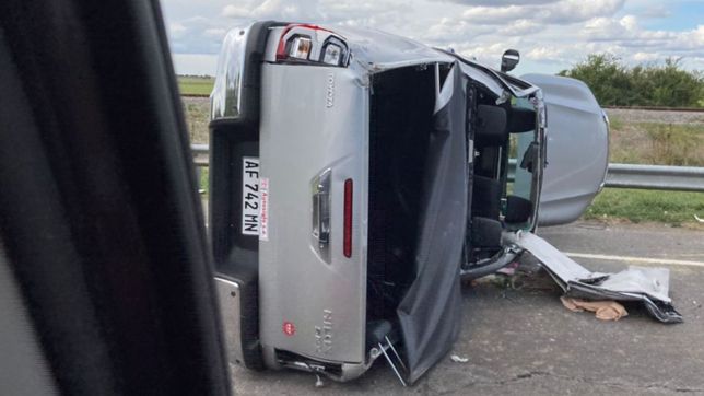 espectacular despiste y vuelco de una camioneta en plena ruta 2