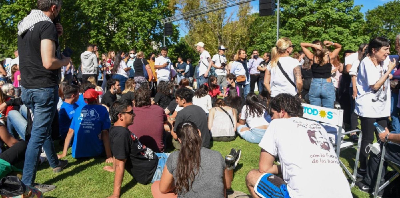 Mateada de Kicillof en Plaza Malvinas de La Plata