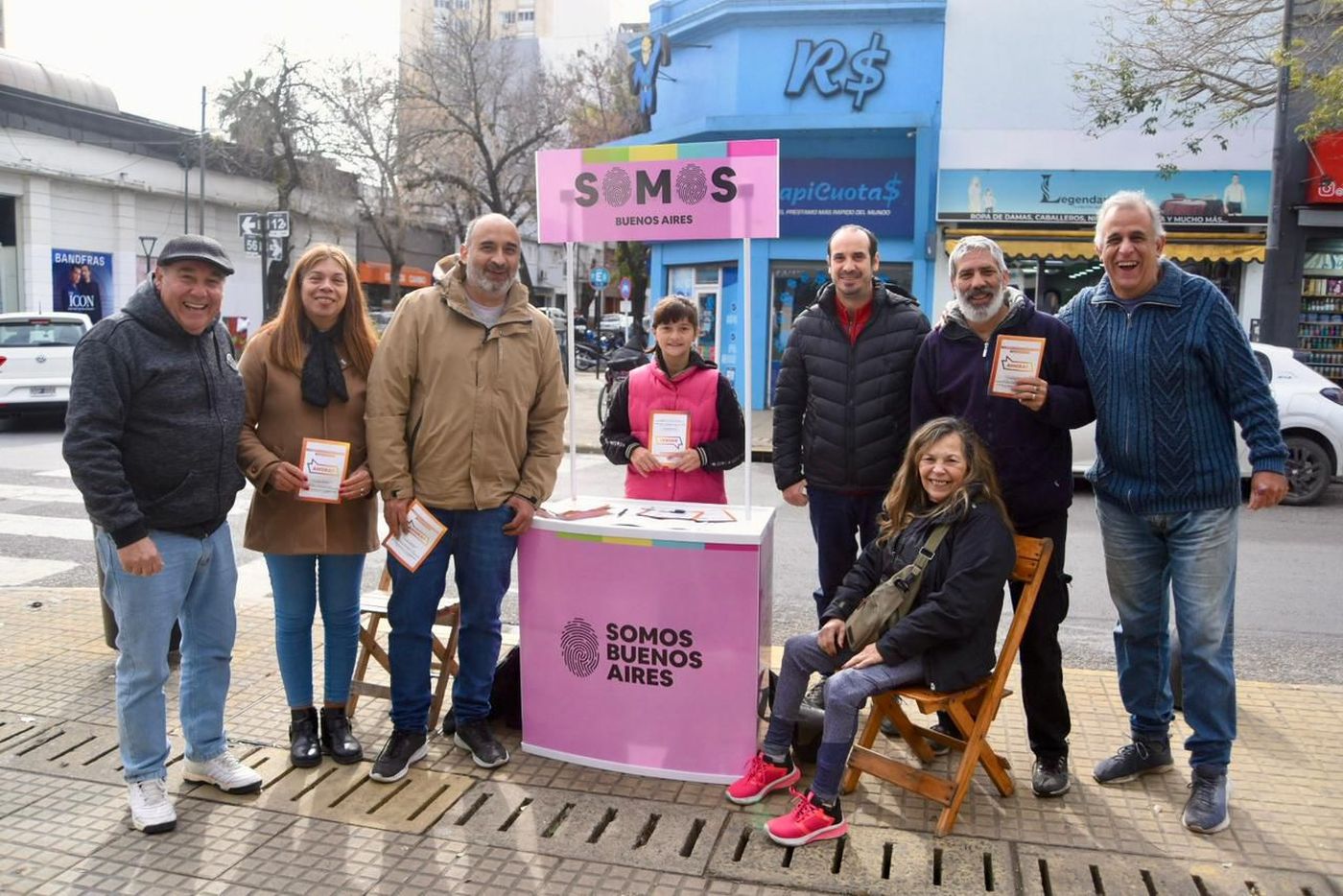 Una de las mesas de Somos Buenos Aires en el centro de La Plata
