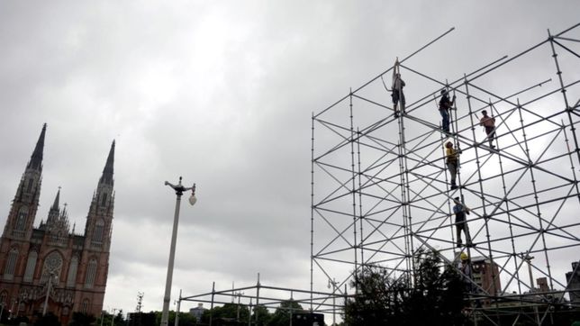 comenzo el armado de un imponente escenario para festejar los 136 anos de la plata