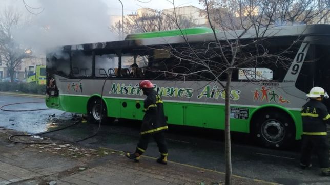 video: asi se incendio un micro a una cuadra de la terminal