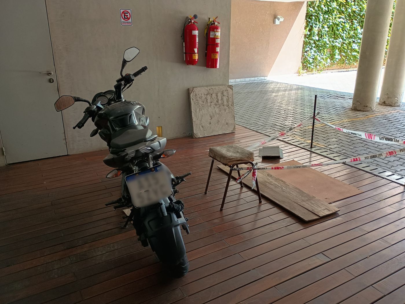 La moto señalada por vecinos como origen de la pérdida de combustible que habría contaminado la cisterna del edificio de La Plata