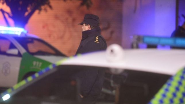 terror en la plata: amenazaron con un arma a un chico, dispararon al aire y le robaron