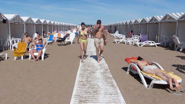 en un balneario de mar del plata analizan armar pasillos exclusivos para no vacunados