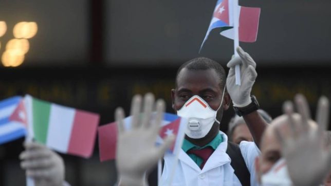 en la provincia de buenos aires estudian traer 500 medicos cubanos