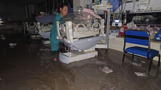 la desgarradora imagen del area de neonatologia de un hospital de bahia blanca que se inundo