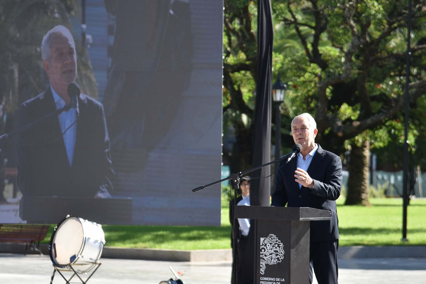 El intendente Julio Alak dispuso duelo en la ciudad por siete días por la muerte del papa Francisco.