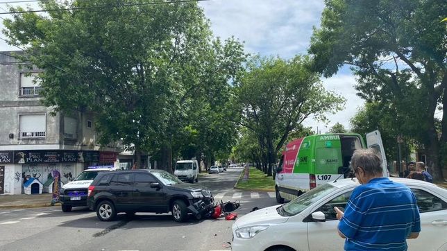 un motociclista termino abajo de una camioneta