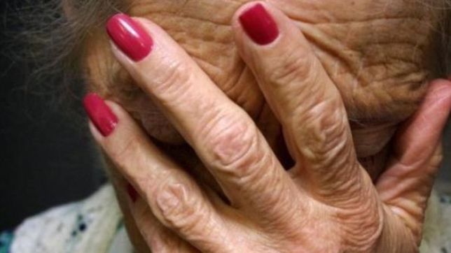 tiene 86 anos, la golpearon, la ataron y paso toda la noche en el piso tras un brutal robo
