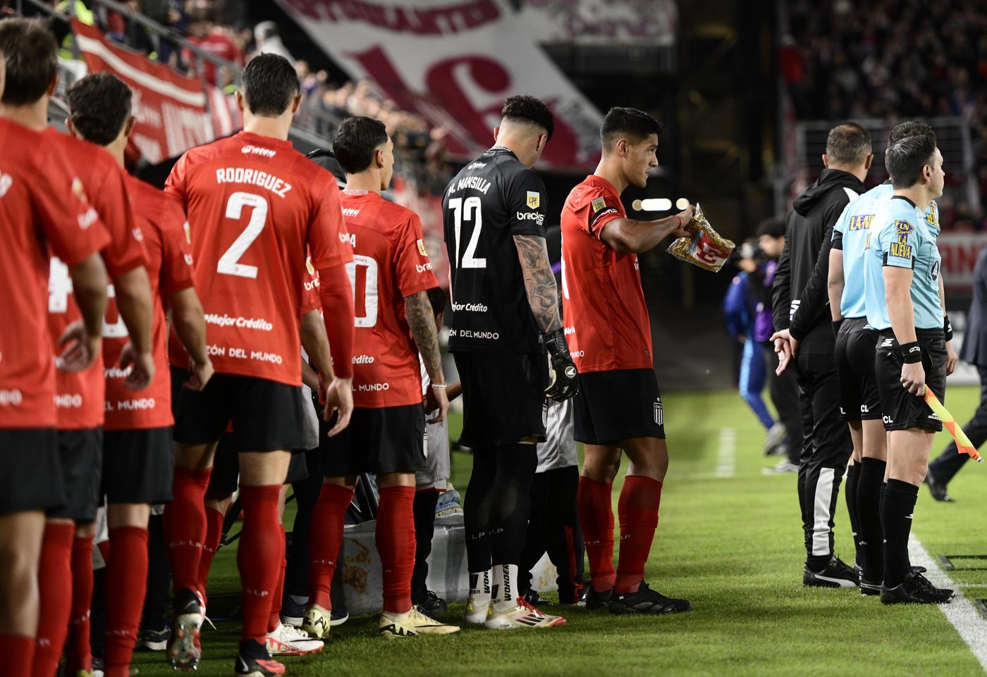 Estudiantes Tigre salida plantel Núñez capitán.jpg
