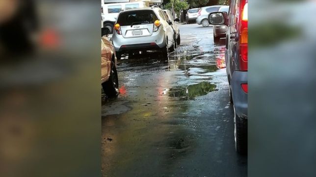 video: un cano roto genero una laguna en 1 y 46 y hay bronca vecinal contra absa