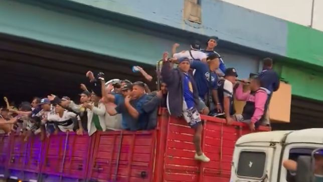 ¿aumento el micro? vamos en camion: hinchas de gimnasia y un viaje de locura
