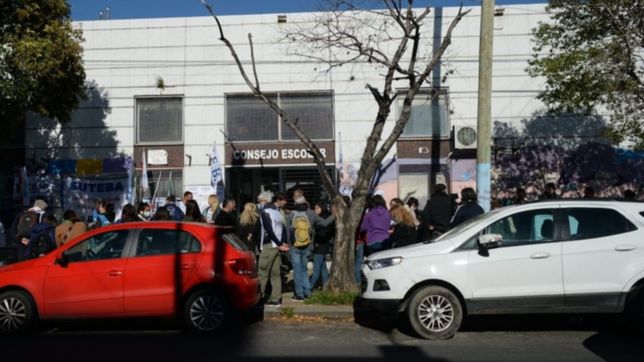gremios docentes marcharon al consejo escolar para pedir que arreglen las escuelas