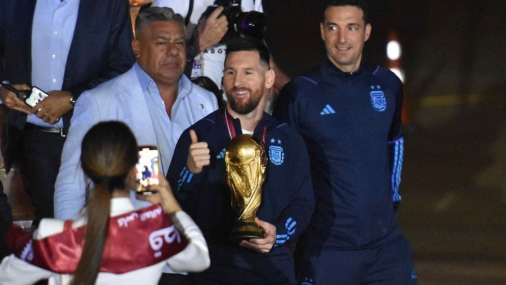 ¿Por qué la Copa del Mundo que Messi trajo a la Argentina no es la misma de la premiación?