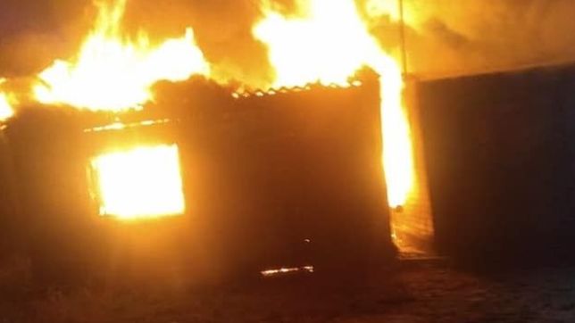 un voraz incendio destruyo una casa de berisso y una mujer quedo en la calle