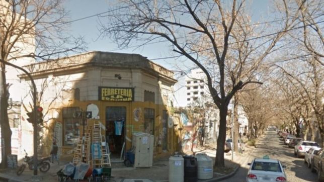 insolita doble fila en la plata: se fueron los autos y quedo sola en medio de la calle